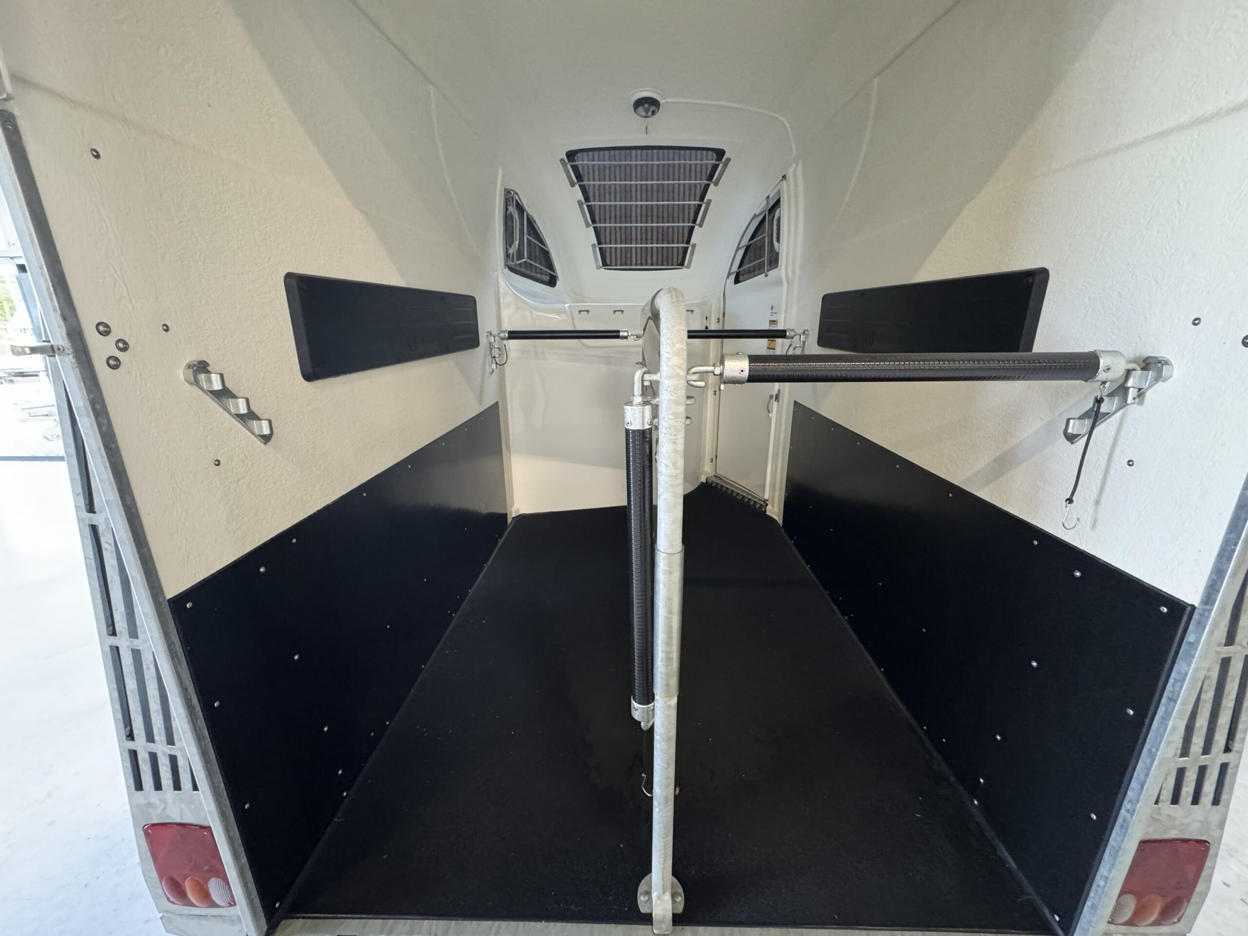 Bücker CARELINER M 345x169 2700kg - Afbeelding 9