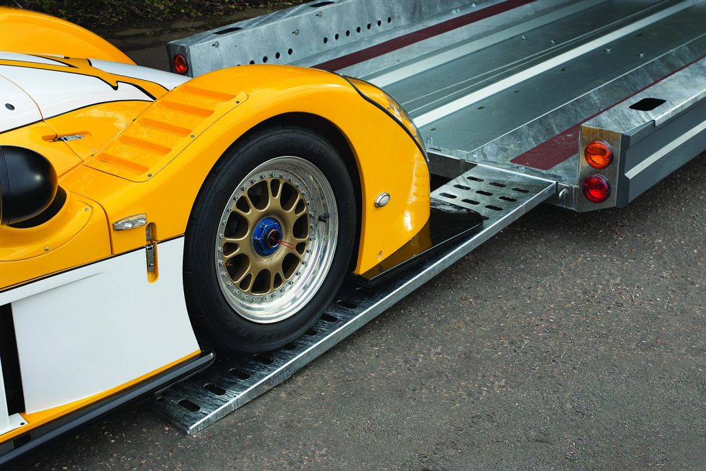 Brian James Race Shuttle 3 470x195 3000kg Tilt-bed • Bouwman aanhangwagens