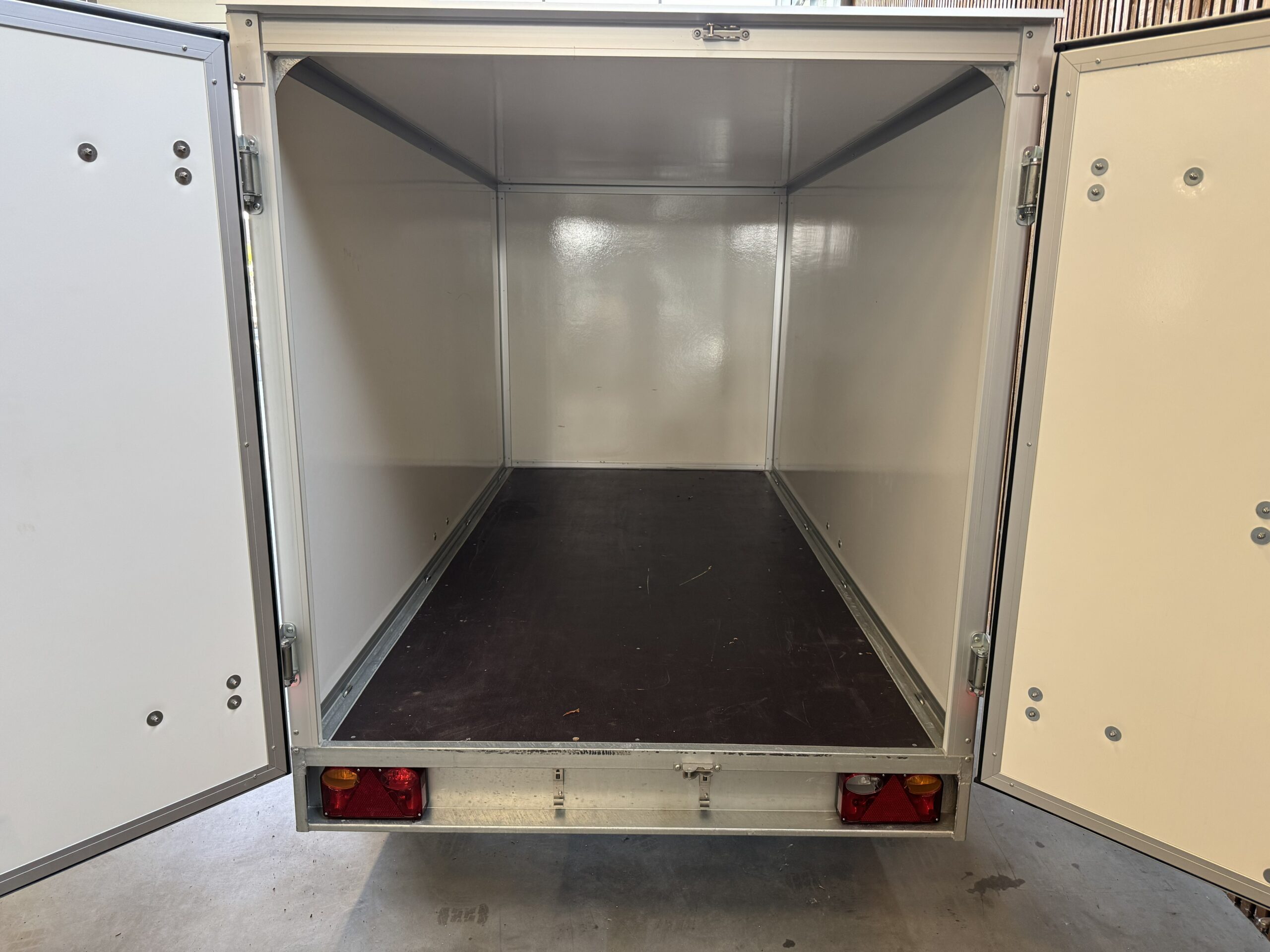 Twins Trailers Gesloten Opbouw 307x157x150 750kg Enkelas - Afbeelding 5